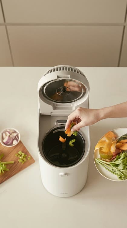 열린 미닉스 음식물 처리기에 남은 음식을 넣는 장면